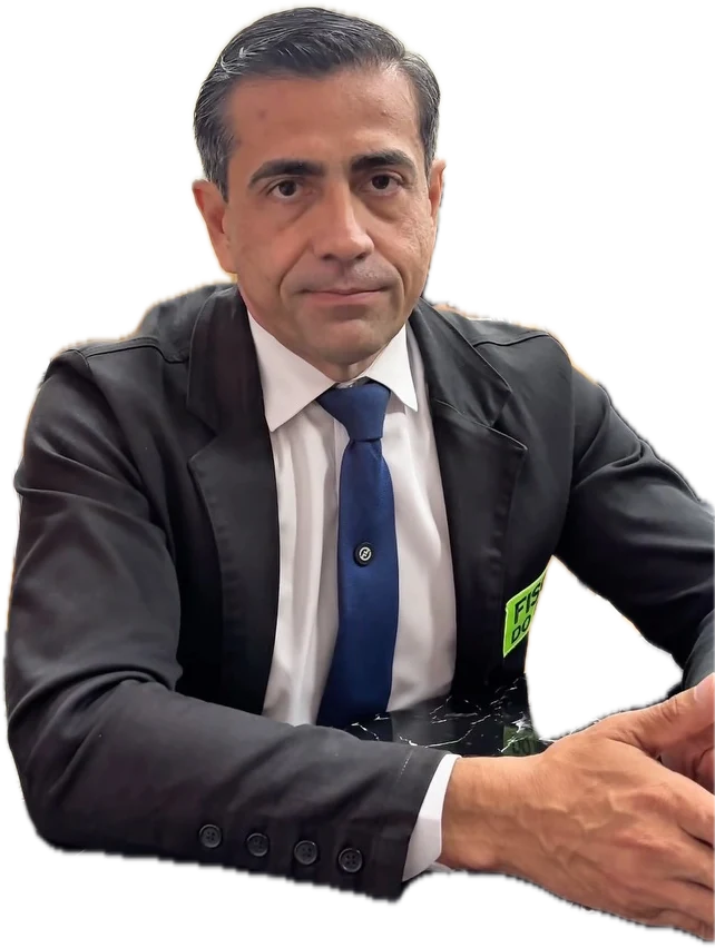 Dr. Breno Mendes de terno